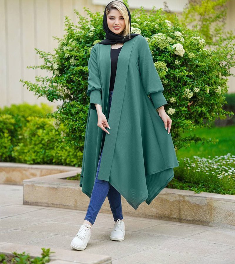 مانتو جلوباز بلند با شلوار جین و اسنیکرز سفید در استایل غیررسمی